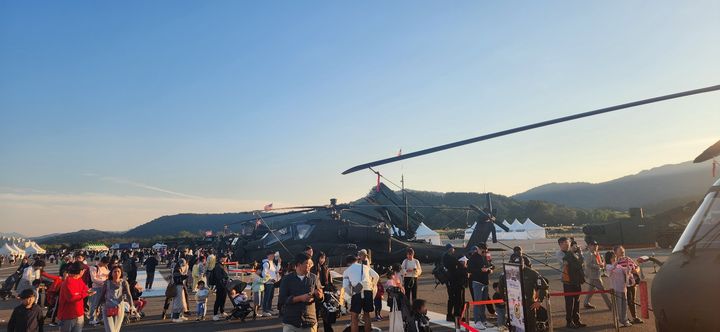 [계룡=뉴시스]계룡군문화축제가 6일 대단원의 막을 내린 가운데 행사장을 찾은 관람객들이 전시무기 체험에 나서고 있다. 2024. 10. 06 *재판매 및 DB 금지