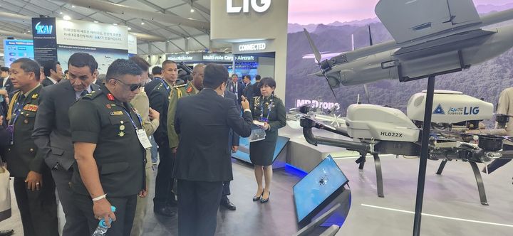 (Gyeryong = Newsis) Foreign military officials who visited the International Defense Industry Exhibition (Codex 2024) held in conjunction with the Military Culture Festival are looking around the K-Defense Industry. 2024. 10. 06 *Resale and DB prohibited