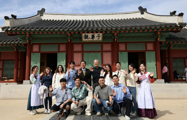 유인촌 문화체육관광부 장관이 5일 '수원화성문화제'가 열리고 있는 경기 수원시 수원행궁 우화관에서 베트남, 이란 등 해외 인플루언서와 함께 포즈를 취했다.(사진=문화체육관광부 제공) 2024.10.05. photo@newsis.com  *재판매 및 DB 금지