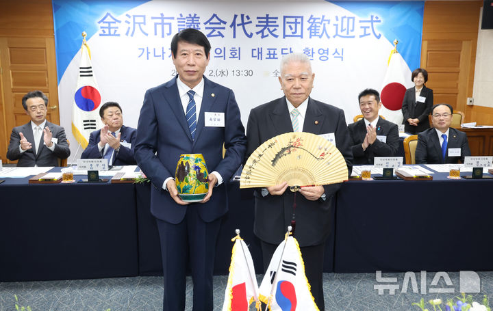 [전주=뉴시스]윤난슬 기자 = 전북 전주시의회와 일본 가나자와시의회가 지속적인 우호 교류를 통해 전통문화 예술 도시 조성 등 공동 발전을 위해 힘을 모은다.(사진=전주시의회 제공)