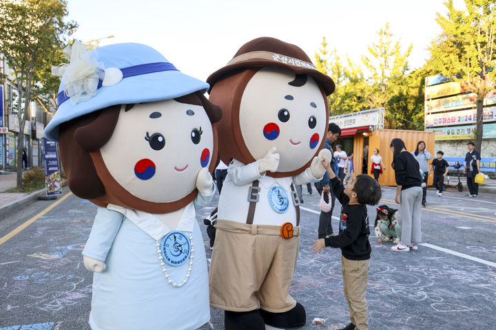 군산시간여행축제 마무리…가족단위 방문객 이어져