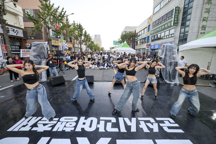 군산시간여행축제 마무리…가족단위 방문객 이어져