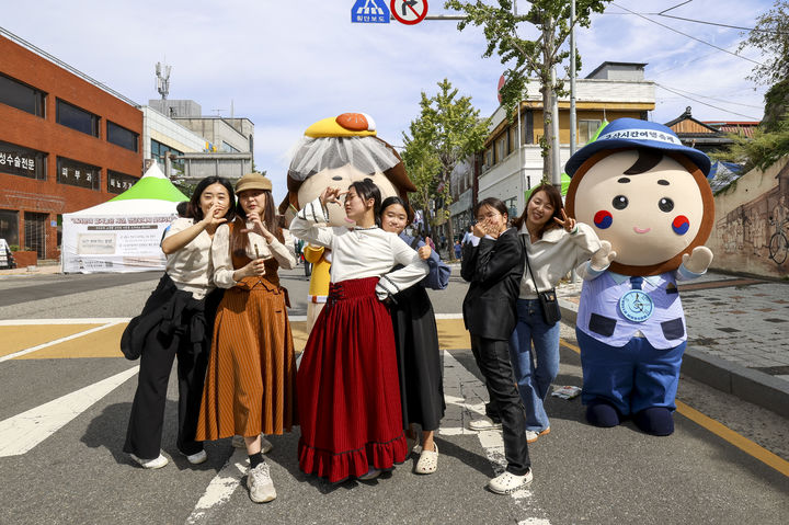 군산시간여행축제 마무리…가족단위 방문객 이어져