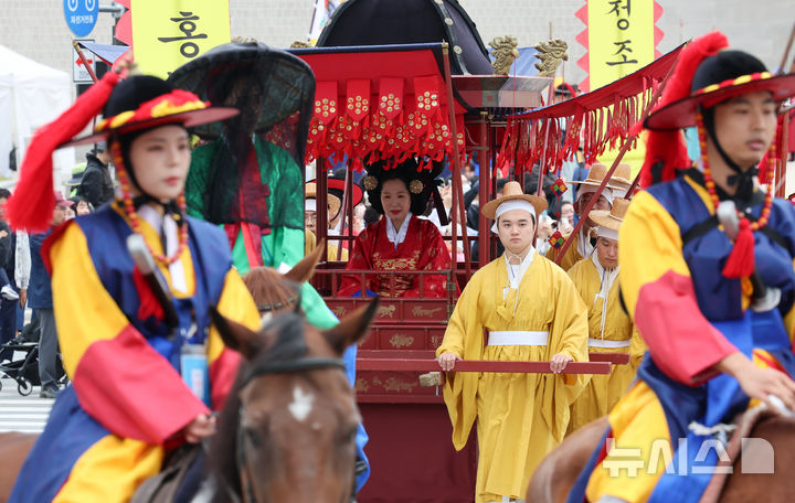 [서울=뉴시스] 김근수 기자 = 6일 오전 서울 종로구 경복궁 인근에서 2024 정조대왕 능행차 공동재현 행사가 열리고 있다. 2024.10.06. ks@newsis.com