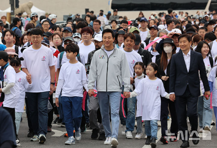 [서울=뉴시스] 김근수 기자 = 오세훈 서울시장과 시민들이 6일 오전 서울 종로구 경복궁 인근에서 2024 정조대왕 능행차 공동재현 행사에서 효행 순례길 걷기를 하고 있다. 2024.10.06. ks@newsis.com