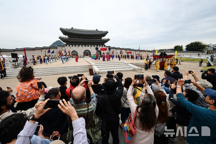 [서울=뉴시스] 김근수 기자 = 6일 오전 서울 종로구 경복궁 인근에서 2024 정조대왕 능행차 공동재현 행사가 열리고 있다. 2024.10.06. ks@newsis.com