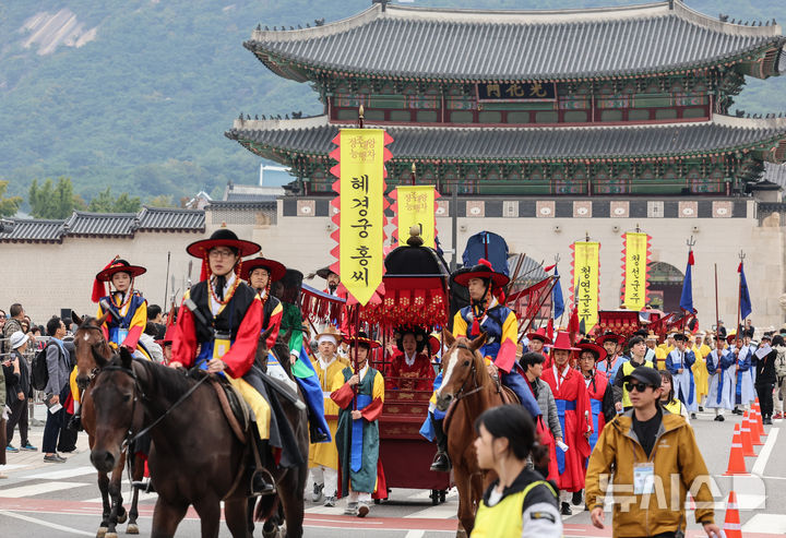 [서울=뉴시스] 김근수 기자 = 6일 오전 서울 종로구 경복궁 인근에서 2024 정조대왕 능행차 공동재현 행사가 열리고 있다. 2024.10.06. ks@newsis.com