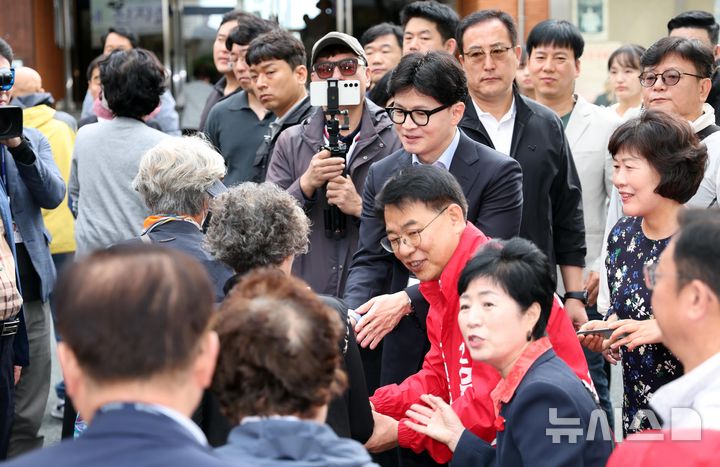 [부산=뉴시스] 하경민 기자 = 한동훈 국민의힘 대표가 6일 부산 금정구 남산성당 앞에서 신도들과 인사하며 윤일현 금정구청장 보궐선거 후보의 지지를 호소하고 있다. 2024.10.06. yulnetphoto@newsis.com