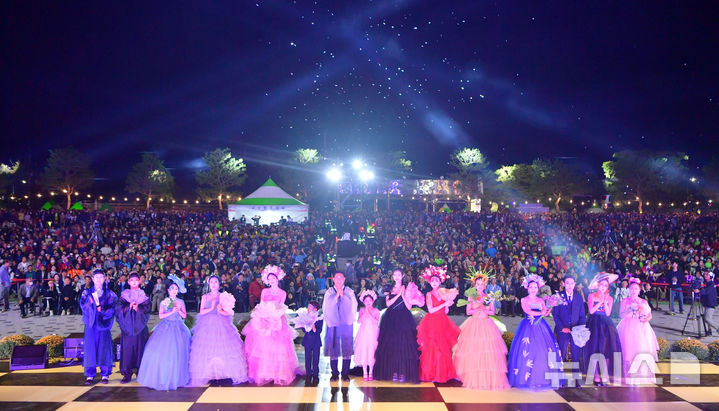 장성 황룡강 가을꽃축제 개막식 '플라워 뷰티쇼' (사진=장성군 제공) photo@newsis.com *재판매 및 DB 금지