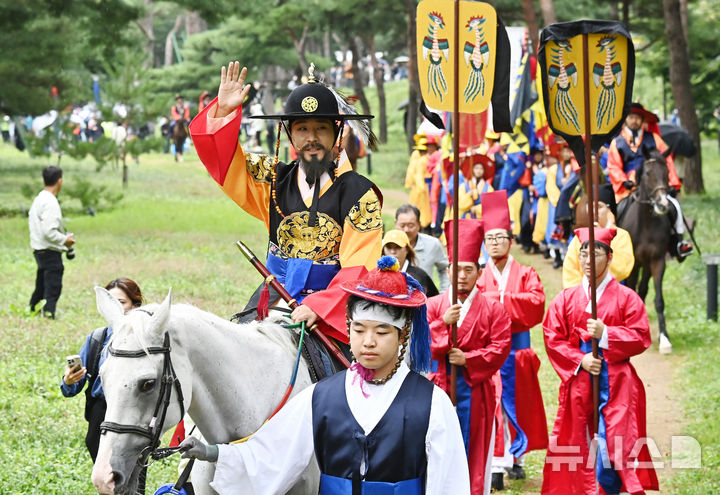 [수원=뉴시스] 김종택 기자 = 조선시대 왕실 퍼레이드인 정조대왕 능행차 행렬이 6일 경기도 수원시 장안구 노송지대를 지나고 있다. 정조대왕 능행차는 서울 창덕궁에서 수원화성을 거쳐 화성 융릉까지 이어진 1795년 을묘년 원행을 재현한 행사이다. 2024.10.06. jtk@newsis.com