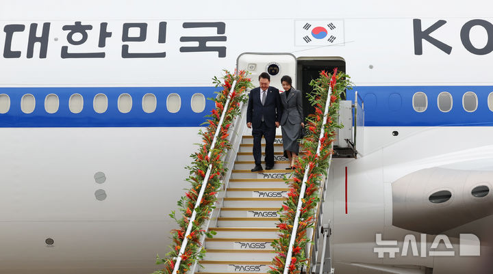 [마닐라=뉴시스] 최진석 기자 = 필리핀을 국빈 방문한 윤석열 대통령과 부인 김건희 여사가 6일(현지시각) 마닐라 니노이 아키노 국제공항에 도착해 공군 1호기에서 내리고 있다. 2024.10.06. myjs@newsis.com