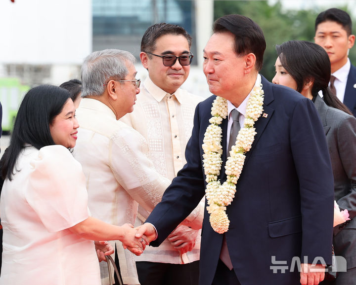 [마닐라=뉴시스] 최진석 기자 = 필리핀을 국빈 방문한 윤석열 대통령과 부인 김건희 여사가 6일(현지시각) 마닐라 니노이 아키노 국제공항에 도착해 환영나온 인사들과 인사를 나누고 있다. 2024.10.06. myjs@newsis.com