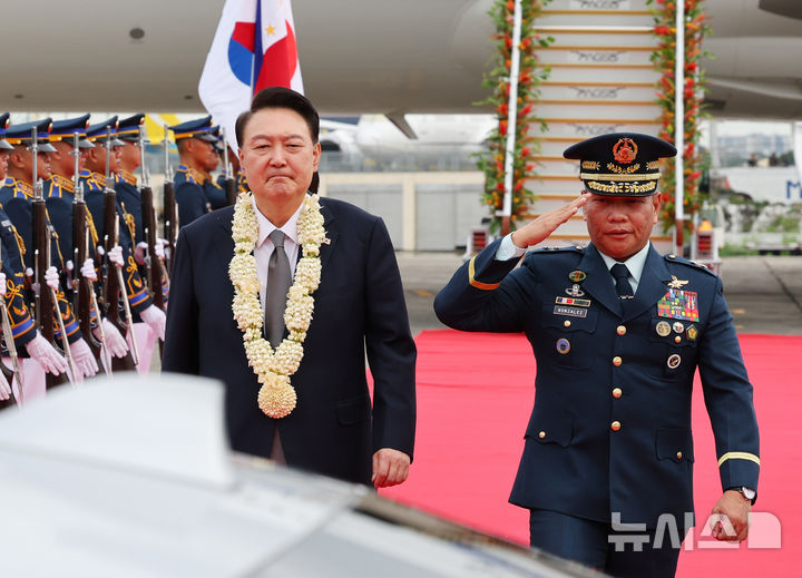 [마닐라=뉴시스] 최진석 기자 = 필리핀을 국빈 방문한 윤석열 대통령이 6일(현지시각) 마닐라 니노이 아키노 국제공항에 도착해 차량으로 이동하고 있다. 2024.10.06. myjs@newsis.com