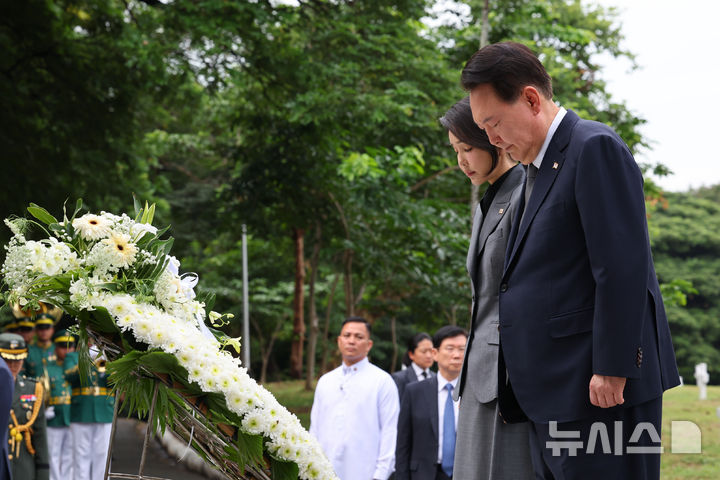 [마닐라=뉴시스] 최진석 기자 = 필리핀을 국빈 방문한 윤석열 대통령과 부인 김건희 여사가 6일(현지시각) 마닐라 영웅묘지 한국전 참전 기념비를 찾아 헌화 후 묵념하고 있다. 2024.10.06. myjs@newsis.com