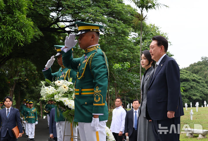 [마닐라=뉴시스] 최진석 기자 = 필리핀을 국빈 방문한 윤석열 대통령과 부인 김건희 여사가 6일(현지시각) 마닐라 영웅묘지 한국전 참전 기념비를 찾아 헌화하고 있다. 2024.10.06. myjs@newsis.com