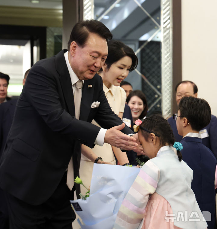 [마닐라=뉴시스] 최진석 기자 = 필리핀을 국빈 방문한 윤석열 대통령과 부인 김건희 여사가 6일(현지시각) 마닐라 페닌슐라호텔에서 열린 필리핀 동포 초청 만찬 간담회에 입장하며 화동으로부터 꽃을 받고 있다. 2024.10.06. myjs@newsis.com