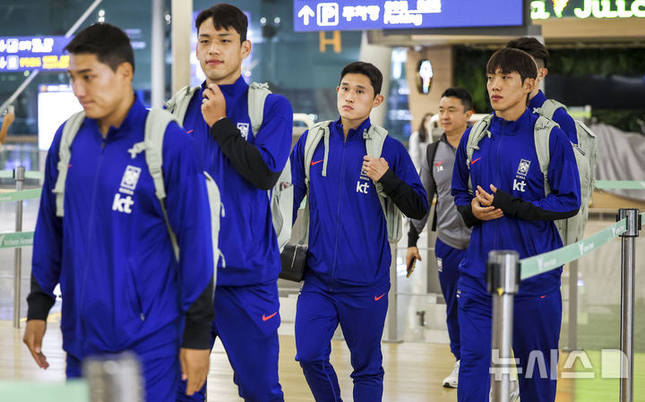 [인천공항=뉴시스] 정병혁 기자 = 대한민국 남자 축구대표팀 선수들이 6일 인천국제공항에서 요르단으로 출국하기 위해 출국수속을 하고 있다. 홍명보호는 10일 오후 11시(한국시각) 요르단 암만의 암만 국제경기장에서 요르단과 '2026 국제축구연맹(FIFA) 북중미 월드컵' 아시아 지역 3차 예선 3차전을 치른다. 이후 15일 오후 8시 용인미르스타디움에서 이라크와 4차전을 갖는다. 2024.10.06. jhope@newsis.com