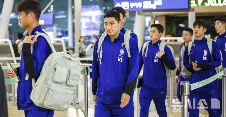 [인천공항=뉴시스] 정병혁 기자 = 대한민국 남자 축구대표팀 선수들이 6일 인천국제공항에서 요르단으로 출국하기 위해 출국수속을 하고 있다.홍명보호는 10일 오후 11시(한국시각) 요르단 암만의 암만 국제경기장에서 요르단과 '2026 국제축구연맹(FIFA) 북중미 월드컵' 아시아 지역 3차 예선 3차전을 치른다. 이후 15일 오후 8시 용인미르스타디움에서 이라크와 4차전을 갖는다. 2024.10.06. jhope@newsis.com