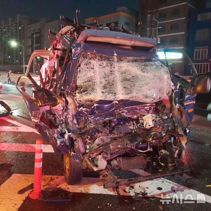 [인천=뉴시스] 7일 오전 5시19분께 인천 부평구 갈산동 경인고속도로 부평IC 인근에서 차량 7대가 추돌하는 사고가 발생했다. (사진=인천소방본부 제공) 2024.10.07. photo@newsis.com