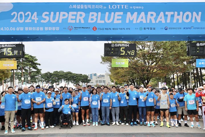 [서울=뉴시스] 롯데가 스페셜올림픽코리아와 지난 6일 서울 마포구 평화의공원 일대에서 '2024 슈퍼블루마라톤'을 개최했다고 7일 밝혔다. (사진=롯데지주 제공) *재판매 및 DB 금지