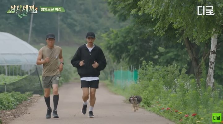 [서울=뉴시스] 트로트 가수 임영웅(33)이 건광 관리 비결로 축구와 러닝을 꼽았다. (사진=tvN 예능 프로그램 '삼시세끼 라이트') *재판매 및 DB 금지