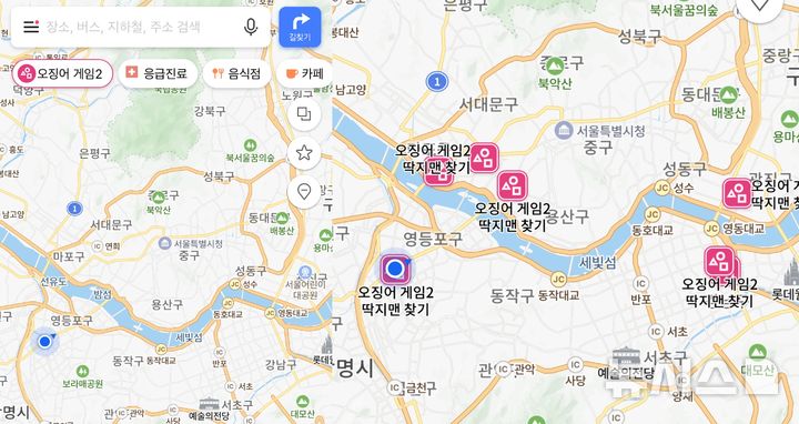 [서울=뉴시스] 7일 네이버에 따르면 네이버와 넷플릭스는 지난 3일 '오징어 게임2 일일 딱지맨을 찾아라' 행사를 서울, 부산에서 진행했다. 사진은 이날 네이버 지도 앱에 표기된 '오징어게임2' 탭과 딱지맨 실시간 위치 (사진=네이버 지도 앱 캡처)