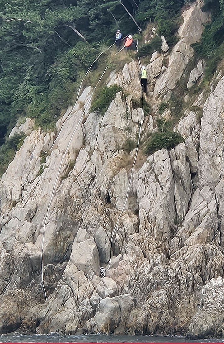 [부산=뉴시스] 부산 영도구 태종대 갯바위 곳곳에 무단으로 설치된 육상 이동줄을 철거하는 모습. (사진=부산해경 제공) *재판매 및 DB 금지