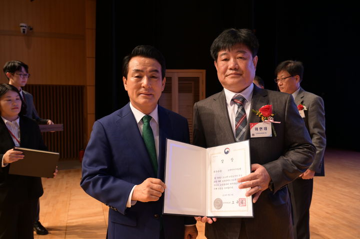 [논산=뉴시스] 논산시시니어클럽의 '119안전센터 서포터' 사업단이 보건복지부와 한국노인인력개발원에서 실시한 올해 '노인일자리사업 우수운영사례 공모전'에서 최우수상을 받았다. (사진=논산시 제공) 2024.10.07. photo@newsis.com *재판매 및 DB 금지