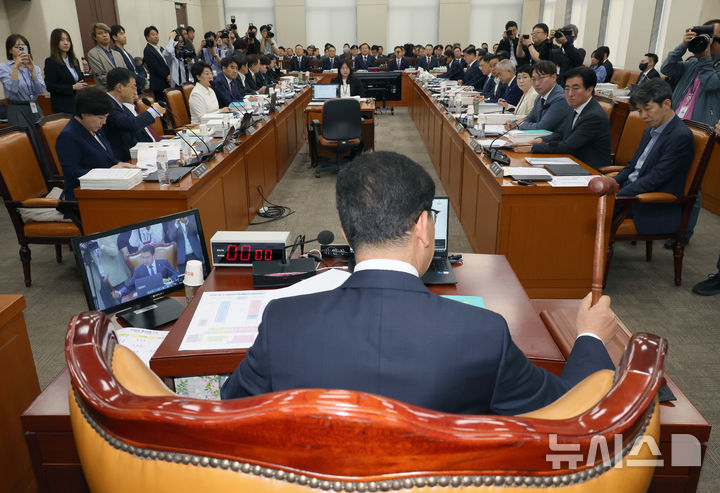 [서울=뉴시스] 조성우 기자 = 7일 오전 서울 여의도 국회에서 열린 행정안전위원회의 행정안전부 등에 대한 국정감사에서 신정훈 위원장이 감사 시작을 알리며 의사봉을 두드리고 있다. 2024.10.07. xconfind@newsis.com