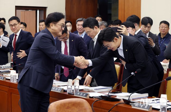 [서울=뉴시스] 조성봉 기자 = 우원식 국회의장이 7일 오전 서울 여의도 국회 과학기술정보방송통신위원회에서 열린 방송통신위원회 등에 대한 국정감사에 앞서 박충권 국민의힘 의원과 악수하고 있다. 2024.10.07. suncho21@newsis.com