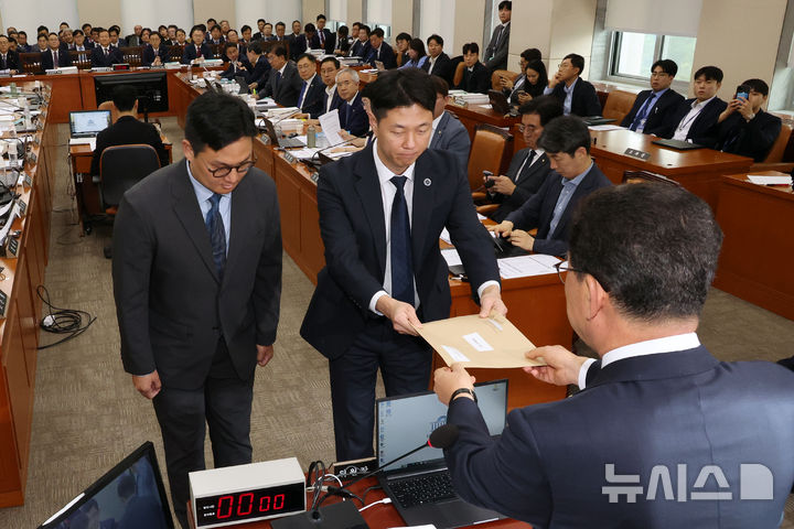 [서울=뉴시스] 조성우 기자 = 7일 오전 서울 여의도 국회에서 열린 행정안전위원회의 행정안전부 등에 대한 국정감사에서 신정훈 위원장이 경위에게 대통령 관저 불법증축 및 구조 공사 관련 증인으로 채택된 김태영, 이승만 21그램 대표에 대한 동행명령장을 전달하고 있다. 2024.10.07. xconfind@newsis.com