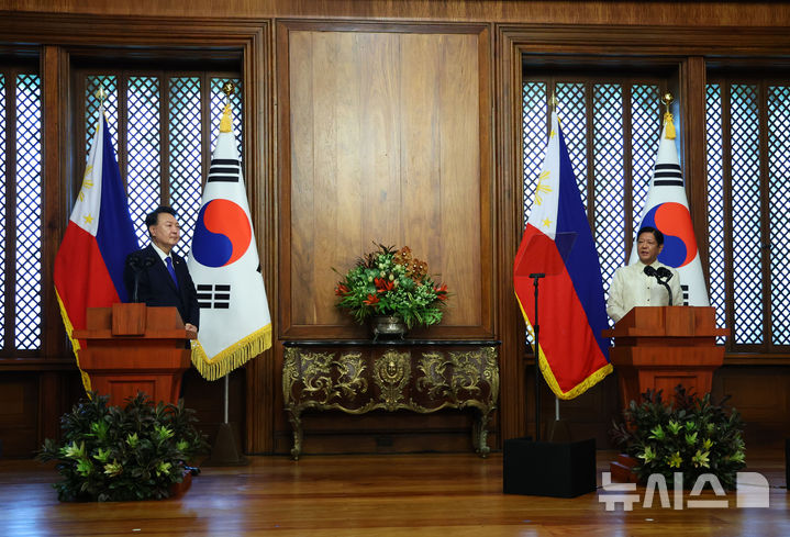 [마닐라=뉴시스] 최진석 기자 = 윤석열 대통령과 페르디난드 마르코스 주니어 필리핀 대통령이 7일(현지시각) 필리핀 말라카냥 궁에서 한-필리핀 공동언론발표를 하고 있다. 2024.10.07. myjs@newsis.com