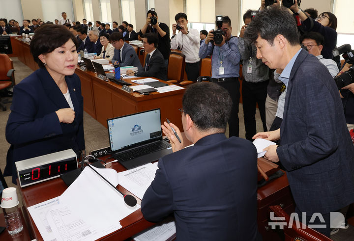 [서울=뉴시스] 조성우 기자 = 7일 오전 서울 여의도 국회에서 열린 행정안전위원회의 행정안전부 등에 대한 국정감사에서 신정훈(가운데) 위원장이 조은희(왼쪽) 국민의힘, 윤건영 더불어민주당 간사와 논의하고 있다. 2024.10.07. xconfind@newsis.com