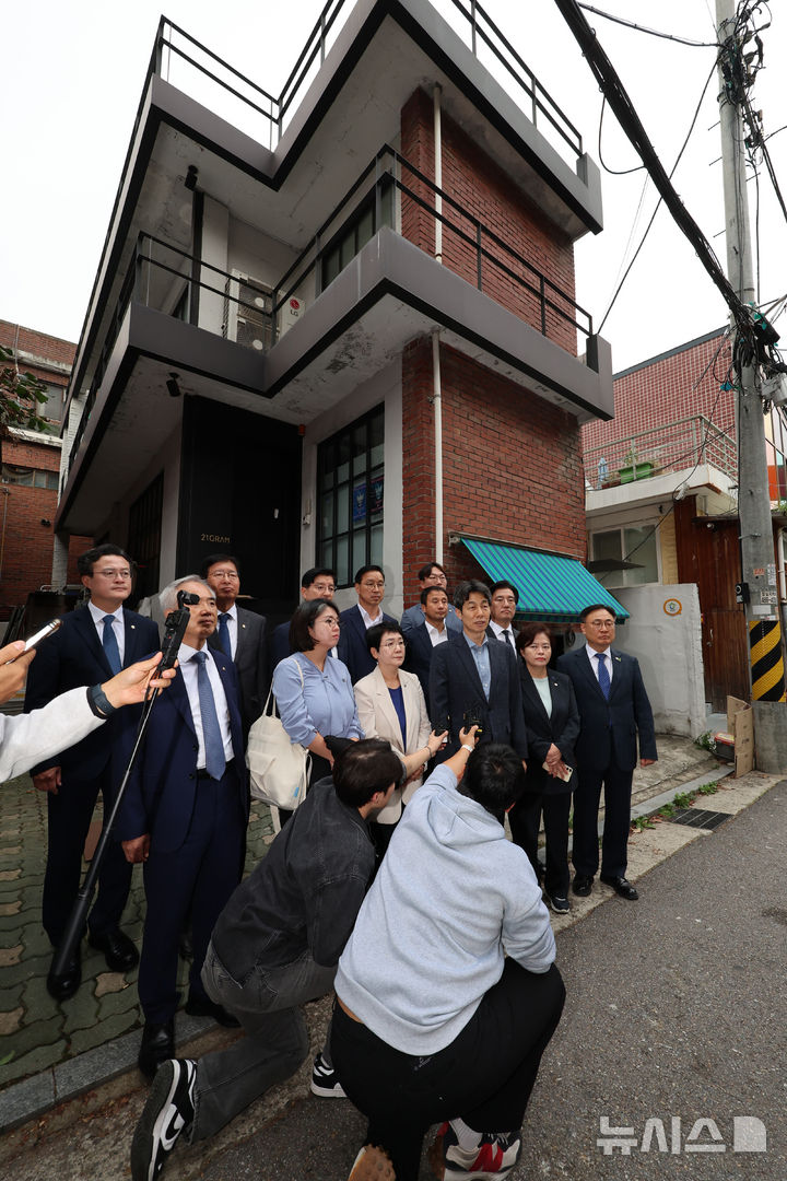 [서울=뉴시스] 이영환 기자 = 윤건영 더불어민주당 국회 행정안전위원회 간사와 위원들, 용혜인 기본소득당 의원, 정춘생 조국혁신당 의원 등 행정안전위원회 야3당 의원들이 7일 오후 서울 성동구 21GRAM 앞에서 국정감사 불출석 증인 김태영, 이승만 21GRAM 대표 규탄 발언을 하고 있다. 행정안전위원회 소속 입법조사관, 의회경호담당관실 주무관으로 구성된 집행관과 야3당 의원들이 대통령실 관저 공사 참여업체 21GRAM 김태영, 이승만 대표의 동행명령장을 발부해 사무실을 찾았으나 사무실 문은 잠겨 있었다. 2024.10.07. 20hwan@newsis.com