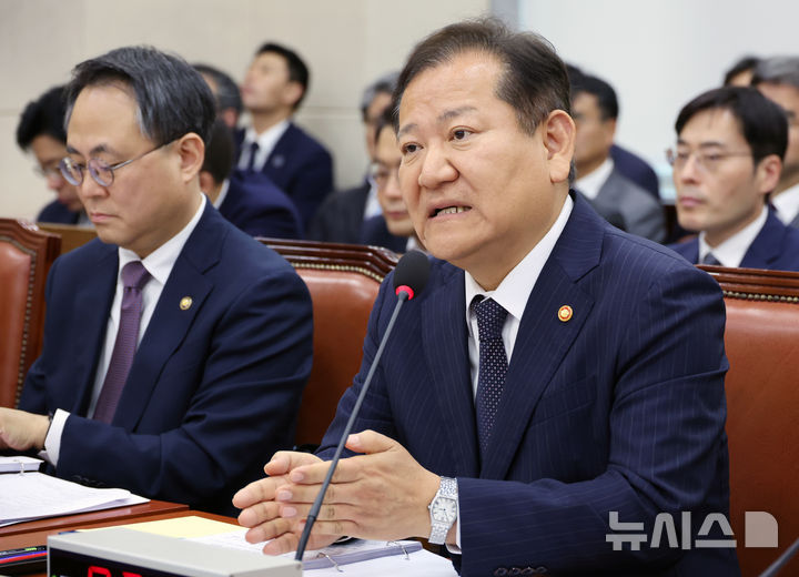 [서울=뉴시스] 조성우 기자 = 이상민 행정안전부 장관이 7일 오후 서울 여의도 국회에서 열린 행정안전위원회의 행정안전부 등에 대한 국정감사에서 인사말을 하고 있다. 2024.10.07. xconfind@newsis.com