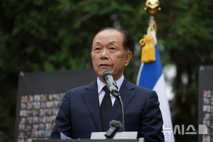 [서울=뉴시스] 정병혁 기자 = 가자 전쟁 1주기인 7일 서울 용산구 주한이스라엘 대사관저에서 열린 10.7 테러 추모 행사에서 황우여 한국-이스라엘 친선협회 회장이 인사말을 하고 있다. 2024.10.07. jhope@newsis.com