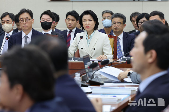 [서울=뉴시스] 권창회 기자 = 이진숙 방송통신위원회 위원장이 7일 오후 서울 여의도 국회에서 과학기술정보방송통신위원회 국정감사에서 의원들의 질의에 답하고 있다. 2024.10.07. kch0523@newsis.com