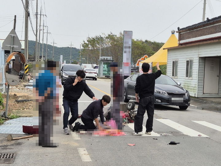 교통사고 현장을 목격한 부안해경 소속 경찰관 3명이 환자 응급처치와 119 신고, 교통통제를 하고 있다. (사진=부안해경 제공) *재판매 및 DB 금지