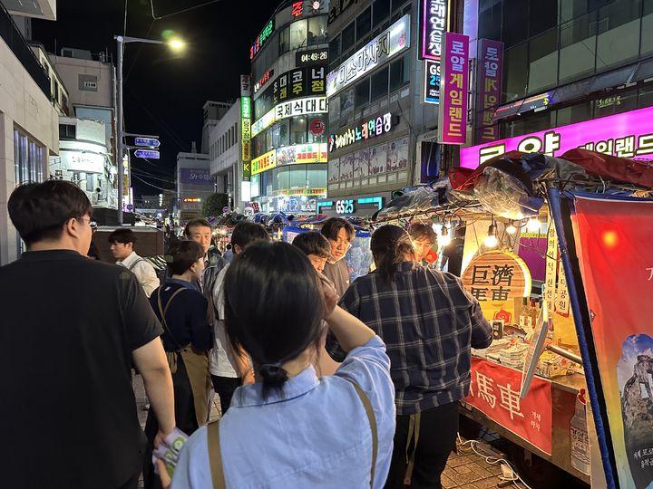 [거제=뉴시스] 신정철 기자= 거제시는 지난 3일부터 3일간 부산시 중구 남포동 일대에서 부산국제영화제, 자갈치축제 방문객 및 부산지역 시민을 대상으로 첫 거제 관광 팝업홍보관을 성황리에 진행했다고 8일 밝혔다.사진은 축제 방문객으로부터 큰 호응을 얻고 있는 팝업홍보관 모습.(사진=거제시 제공).2024.10.08. photo@newsis.com *재판매 및 DB 금지