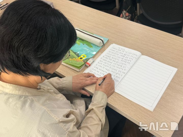 [서울=뉴시스] 지난 8일 서울 강서구 공항동 주민센터 1층에서 열린 한글배움교실에서 어르신들이 받아쓰기를 하고 있다. 2024.10.09. photo@newsis.com