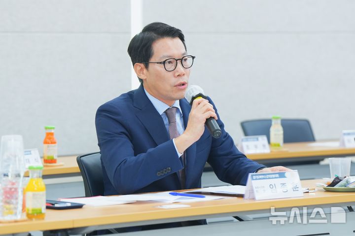 [포천=뉴시스] 임종훈 포천시의회 의장이 8일 파주시의회에서 열린 경기도북부시군의장협의회 제113차 정례회의에서 발언하고 있다. (사진=포천시의회 제공) 2024.10.08 photo@newsis.com