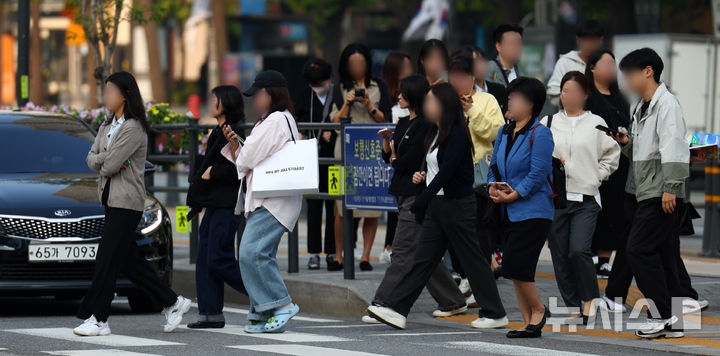 [서울=뉴시스] 전신 기자 = 금요일인 오는 11일은 낮과 밤의 기온 차가 크겠고, 전국 대부분 지역에 새벽부터 오전 사이 짙은 안개가 끼는 곳이 많겠다. 사진은 절기상 찬 이슬이 맺히기 시작한다는 한로(寒露)인 지난 8일 서울 종로구 세종대로사거리에서 시민들이 외투를 입고 횡단보도를 건너고 있는 모습. 2024.10.08. photo1006@newsis.com