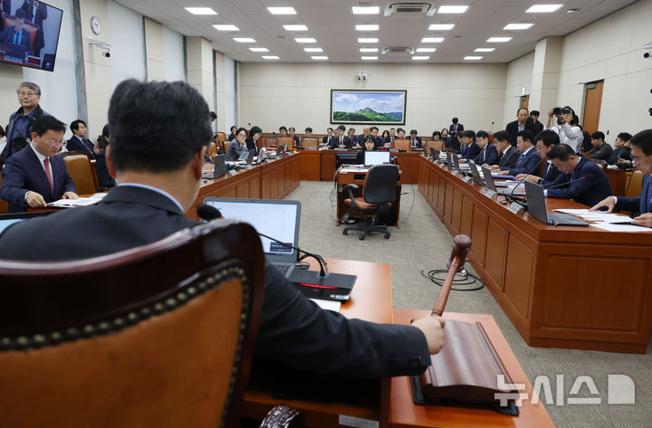 [서울=뉴시스] 고승민 기자 = 안호영 국회 환노위원장이 지난 8일 서울 여의도 국회에서 열린 환경노동위원회의 환경부 국정감사를 주재하고 있다. 2024.10.08. kkssmm99@newsis.com