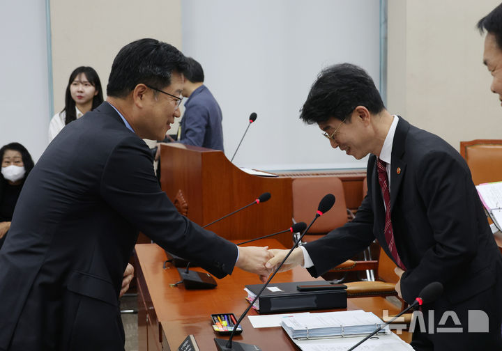 [서울=뉴시스] 고승민 기자 = 안호영 국회 환노위원장이 8일 서울 여의도 국회에서 열린 환경노동위원회의 환경부 국정감사를 주재하기 전 김완섭 환경부 장관과 악수하고 있다. 2024.10.08. kkssmm99@newsis.com