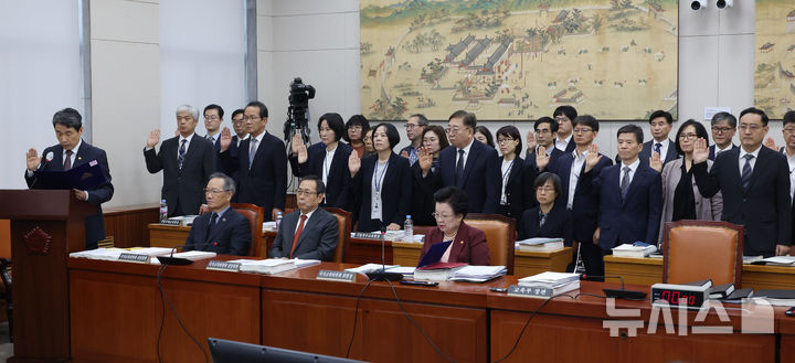 [서울=뉴시스] 고승민 기자 = 이주호 사회부총리 겸 교육부 장관이 8일 서울 여의도 국회에서 열린 교육위원회의 교육부 등 8개 기관 국정감사에서 선서를 하고 있다. 2024.10.08. kkssmm99@newsis.com