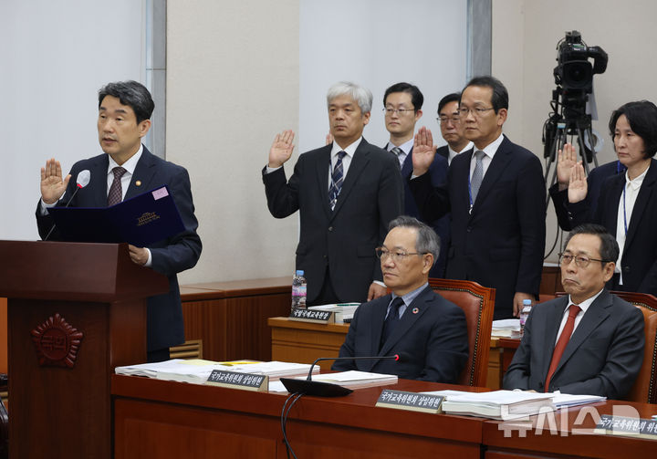 [서울=뉴시스] 고승민 기자 = 이주호 사회부총리 겸 교육부 장관이 8일 서울 여의도 국회에서 열린 교육위원회의 교육부 등 8개 기관 국정감사에서 선서를 하고 있다. 2024.10.08. kkssmm99@newsis.com