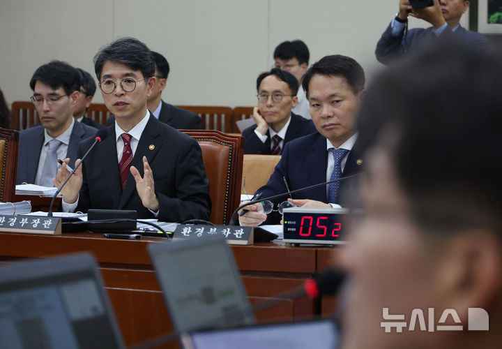 [서울=뉴시스] 고승민 기자 = 김완섭(왼쪽) 환경부 장관이 지난 8일 서울 여의도 국회에서 열린 환경노동위원회의 환경부 국정감사에서 질의에 답하고 있는 모습. 2024.10.08. kkssmm99@newsis.com