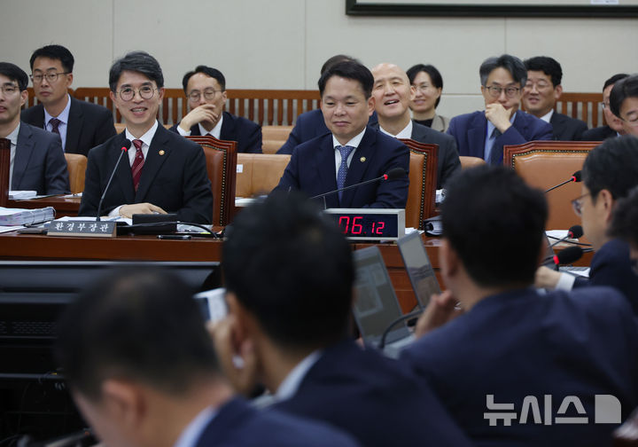 [서울=뉴시스] 고승민 기자 = 김완섭 환경부 장관이 8일 서울 여의도 국회에서 열린 환경노동위원회의 환경부 국정감사에서 박홍배 더불어민주당 의원 질의에 답하고 있다. 2024.10.08. kkssmm99@newsis.com