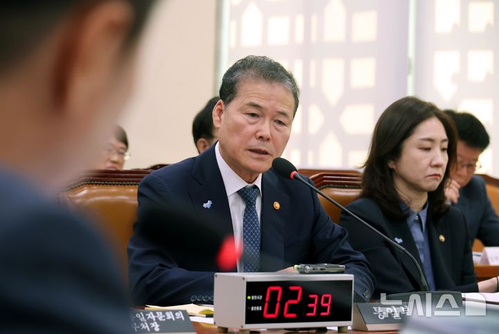 [서울=뉴시스] 조성봉 기자 = 김영호 통일부 장관이 8일 오전 서울 여의도 국회 외교통일위원회에서 열린 통일부 등에 대한 국정감사에서 의원들의 질의에 답변하고 있다. 2024.10.08. suncho21@newsis.com