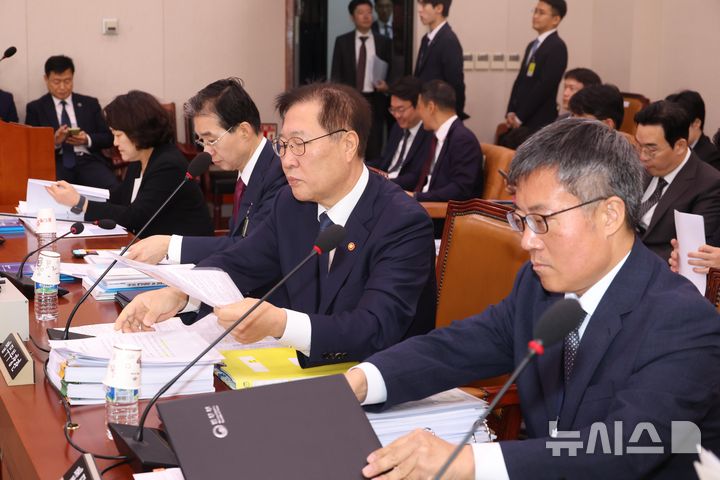 [서울=뉴시스] 조성봉 기자 = 박성재 법무부 장관이 8일 오전 서울 여의도 국회 법제사법위원회에서 열린 법무부 등에 대한 국정감사에서 답변 자료를 검토하고 있다. 2024.10.08. suncho21@newsis.com